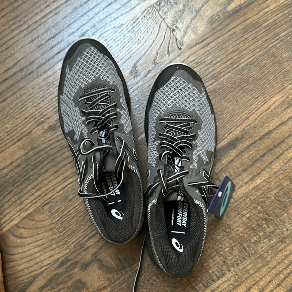 Men’s size 10 ASICS NWT